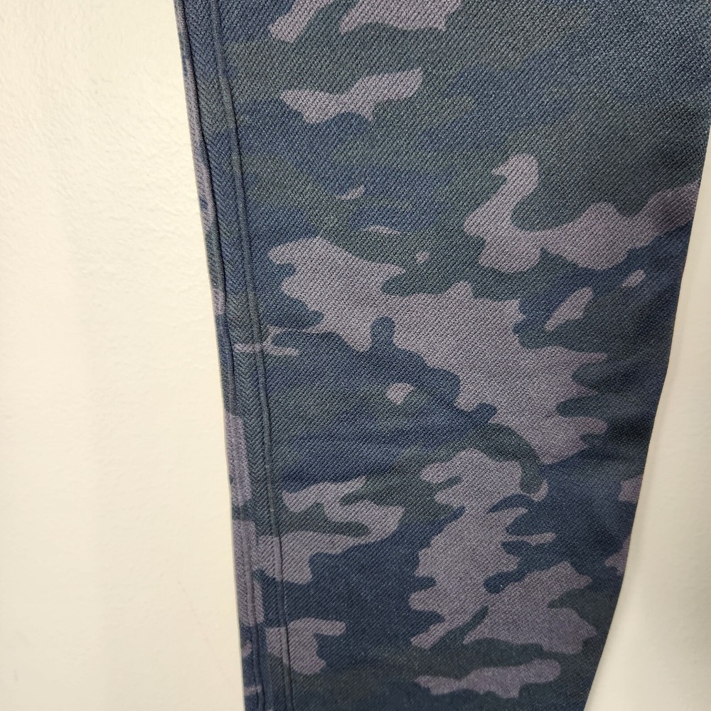 NWT SPANX Look At Me Now Seamless Leggings Gray Blue Camo Size M - Picture 3 of 10